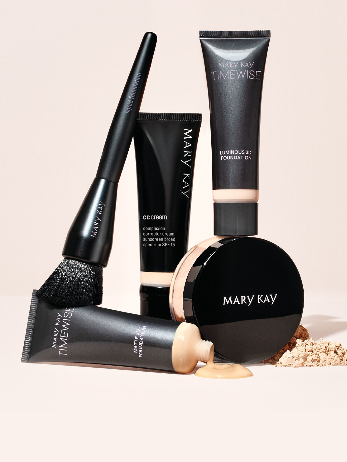 Grupo de brochas y bases de maquillaje