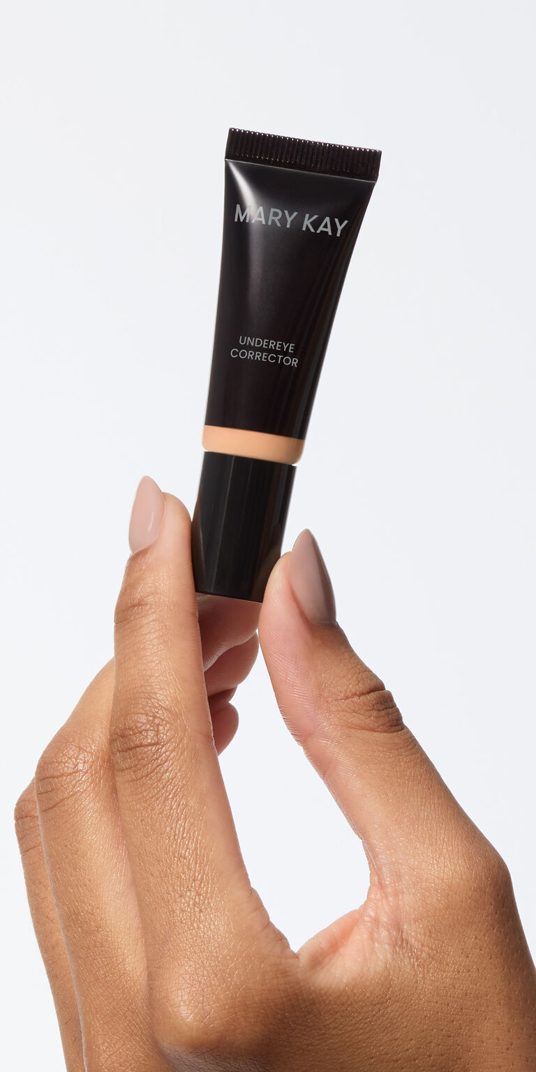 Mano sosteniendo el Corrector Undereye Mary Kay&reg;.