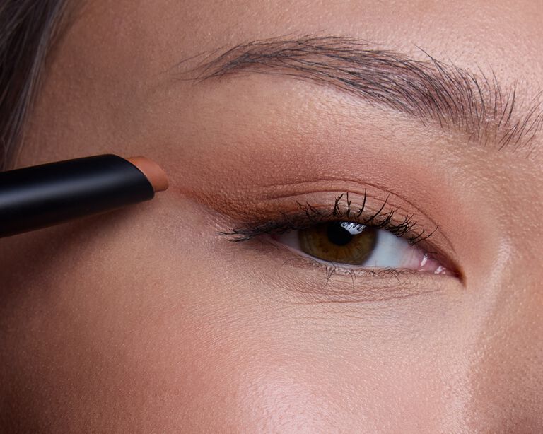 Delinea tus ojos con la Sombra de Ojos en barra