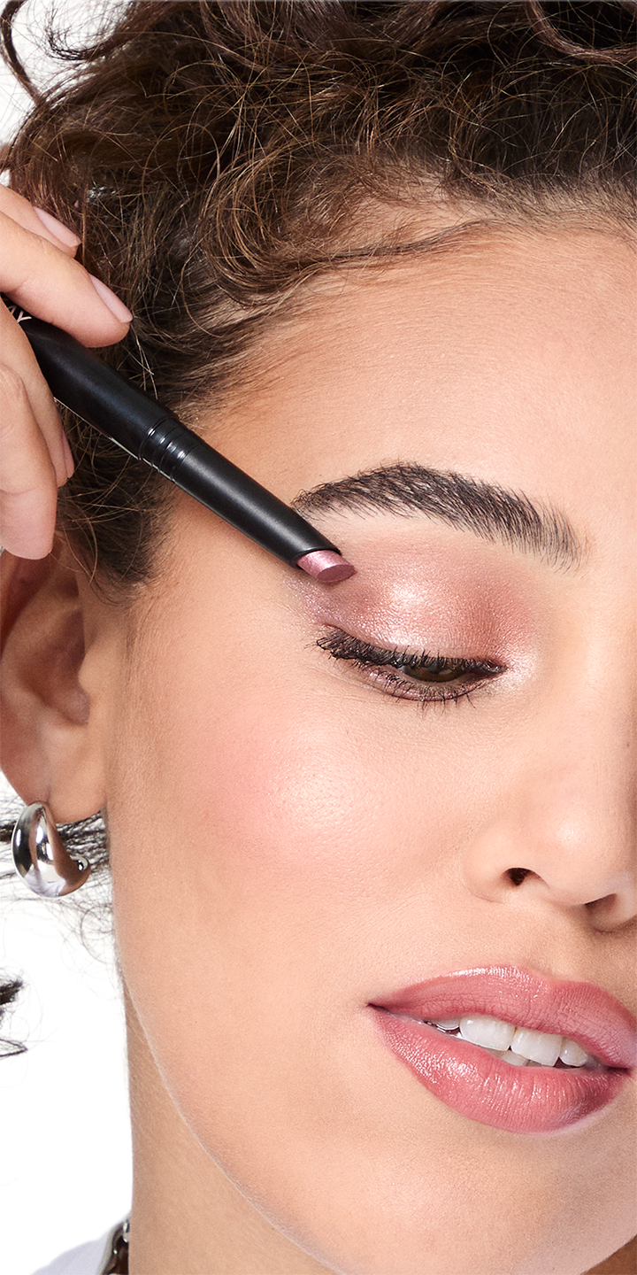 Modelo aplicando la Sombra de Ojos Brillante en Barra Mary Kay&reg; en el p&aacute;rpado.