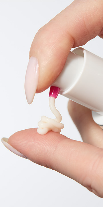Mano dispensando el Restaurador de la Barrera 1:1:3 Mary Kay Clinical Solutions sobre un dedo.